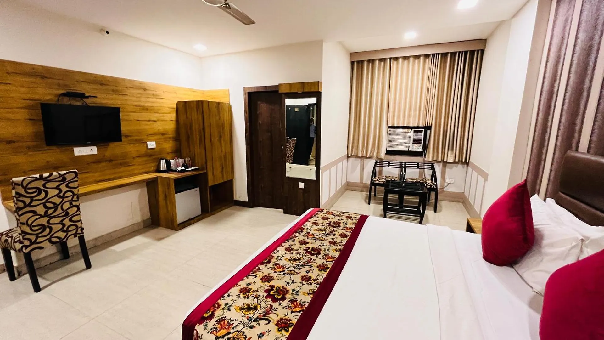 Crown Hotel Agra Near Taj Mahal